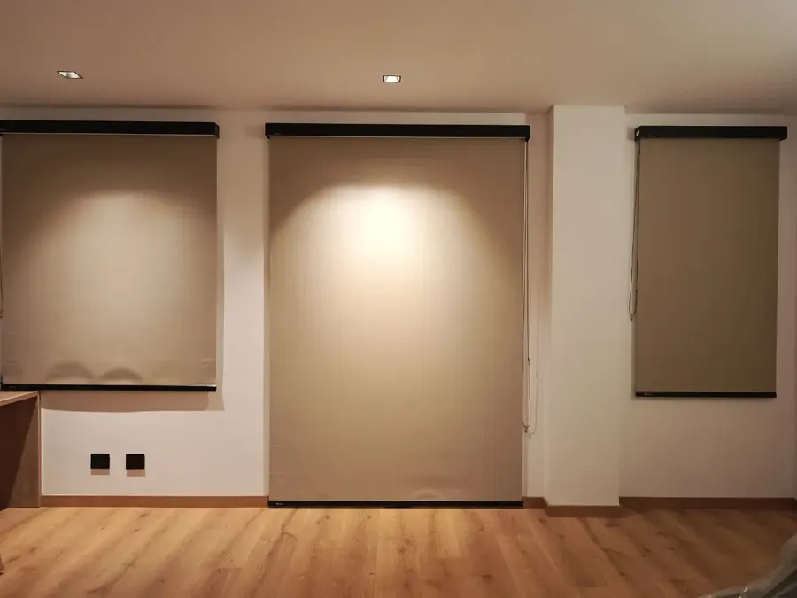 Cortina enrollable blackout en habitación