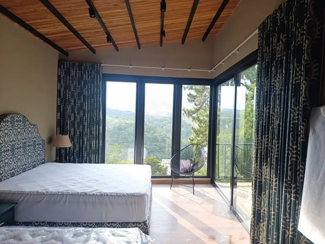 Cortinas Onda Serena estampadas en habitación con vista al Lago Calima