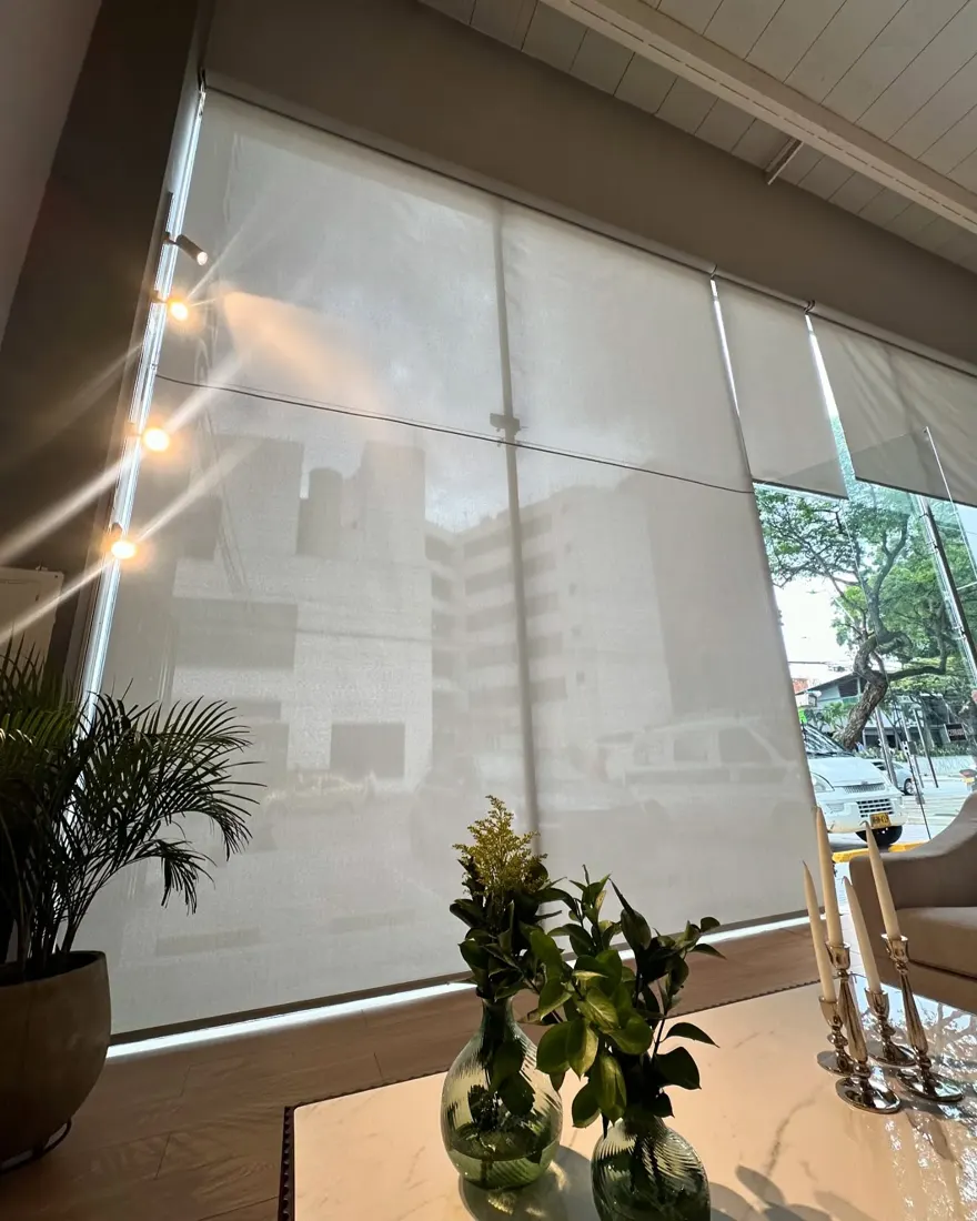 Cortinas enrollables screen en ventanal de apartamento en Cali