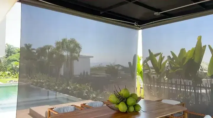 Toldos verticales screen en terraza con piscina en Pance, Cali